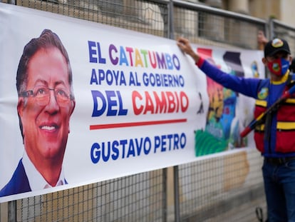 Simpatizantes de Gustavo Petro frente a la Corte Suprema durante una protesta en Bogotá, Colombia, en febrero de 2024.