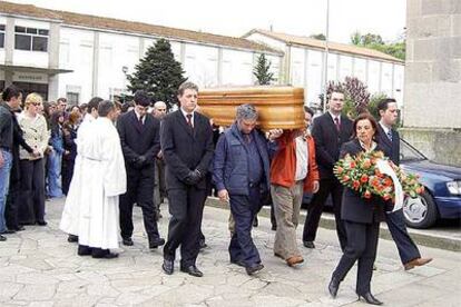 Familiares y amigos llevan en Marín (Pontevedra) el féretro de la madre del joven que causó el accidente.