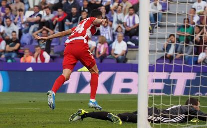 Carlos Fernández celebra el gol del Granada.