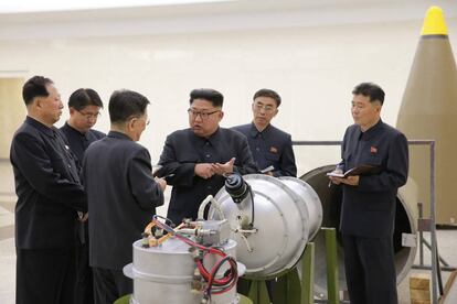 Kim Jong-un inspecciona una suposada nova bomba d'hidrogen de Corea del Nord.