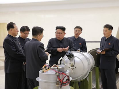 Kim Jong-un inspecciona una suposada nova bomba d'hidrogen de Corea del Nord.