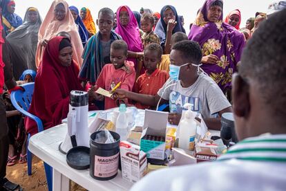 El personal de la clínica móvil en el asentamiento de desplazados internos de Luglow atiende a niños y proporciona medicamentos si es necesario. Si un niño necesita más ayuda, se le envía al centro de estabilización de Kismayo.