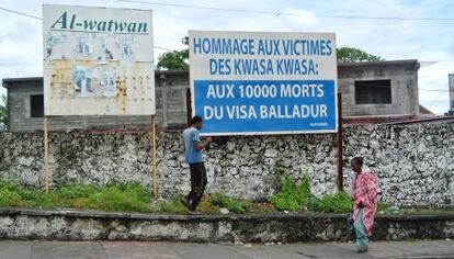 Un cartel en Moroni, la capital de Comores, recuerda “a las 10.000 víctimas del visador Balladour”.