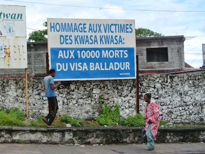 Un cartel en Moroni, la capital de Comores, recuerda &ldquo;a las 10.000 v&iacute;ctimas del visador Balladour&rdquo;.