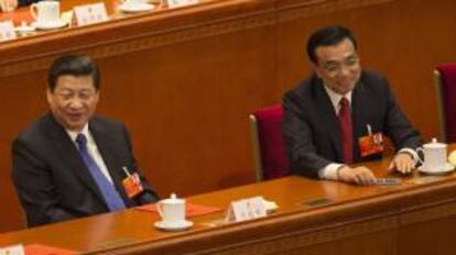 Li Keqiang (d) y el presidente Xi Jinping (i), en la sesión de la Asamblea Nacional Popular (ANP, el Legislativo chino), en el Gran Palacio del Pueblo de Pekín (China).