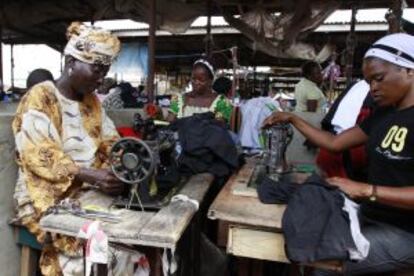 Un grupo de mujeres tejen ropas en el mercado de Lagos, Nigeria