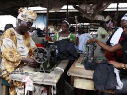 Un grupo de mujeres tejen ropas en el mercado de Lagos, Nigeria