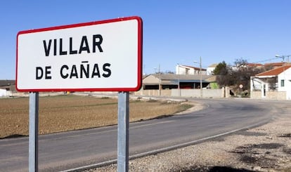 Un cartel en la entrada del pueblo elegido para albergar la sede del almacén nuclear.