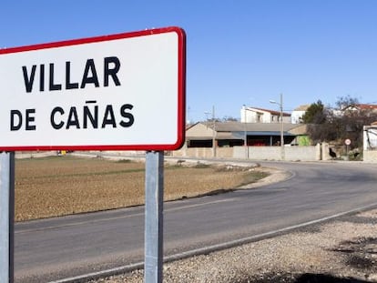 Un cartel en la entrada del pueblo elegido para albergar la sede del almacén nuclear.