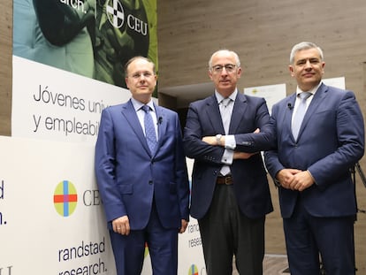 De izquierda a derecha: Valentín Bote, director de Randstad Research, Javier Tello director general de la Fundación Universitaria San Pablo CEU; Rodrigo Martín, asesor de la dirección general de la Fundación Universitaria San Pablo CEU.