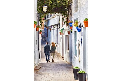 Dos paseantes en una calle de Mojcar, en Almera.