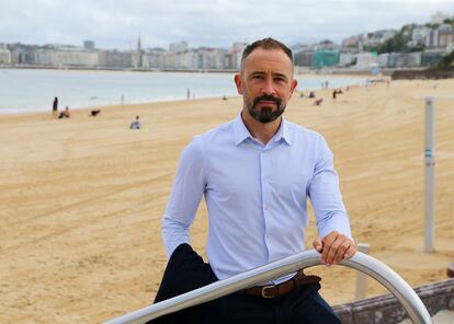 El Delegado del Gobierno en el País Vasco, Denis Itxaso, en el paseo de Ondarreta, en San Sebastián.