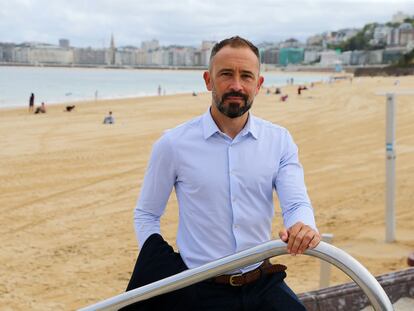 El Delegado del Gobierno en el País Vasco, Denis Itxaso, en el paseo de Ondarreta, en San Sebastián.