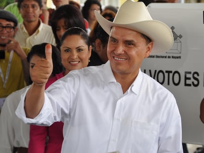 Roberto Sandoval emitiendo su voto en Nayarit en 2011.