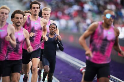 La triple campeona olímpica y cuádruple mundial, Faith Kipyegon, entre las liebres.