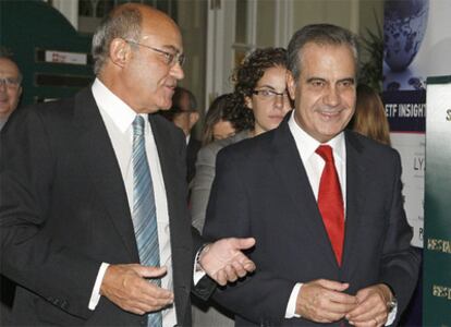 El presidente de la CEOE, Gerardo Díaz Ferrán, junto al ministro de Trabajo, Celestino Corbacho.