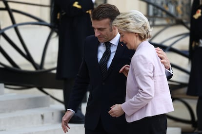 El presidente francés, Emmanuel Macron, recibe a la presidenta de la Comisión Europea, Ursula von der Leyen, durante una reunión sobre la situación en Ucrania y cuestiones de seguridad en Europa en el Palacio del Eliseo.