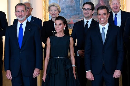 Junto al largo cóctel, se sirvió una merluza con salsa 'menier' y, de postre, coco con granizado de menta. En la imagen, los Reyes con el presidente Pedro Sánchez, junto al que se sentó la Reina durante la cena y con el que se la vio departir y reír.