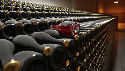 Cientos de botellas de cava rosado reposan en una bodega en Requena (Valencia) 