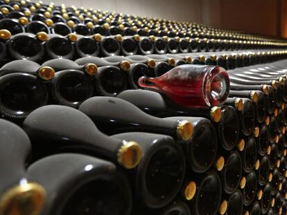 Cientos de botellas de cava rosado reposan en una bodega en Requena (Valencia) 