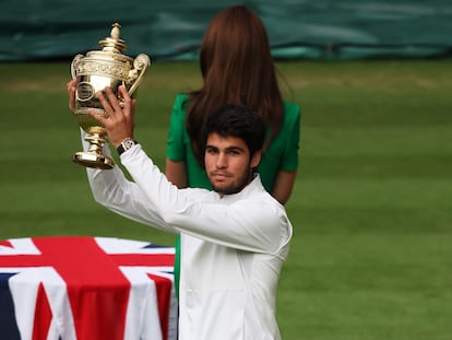 Carlos Alcaraz levanta el trofeo tras ganar la final de Wimbledon, en Londres, este domingo.