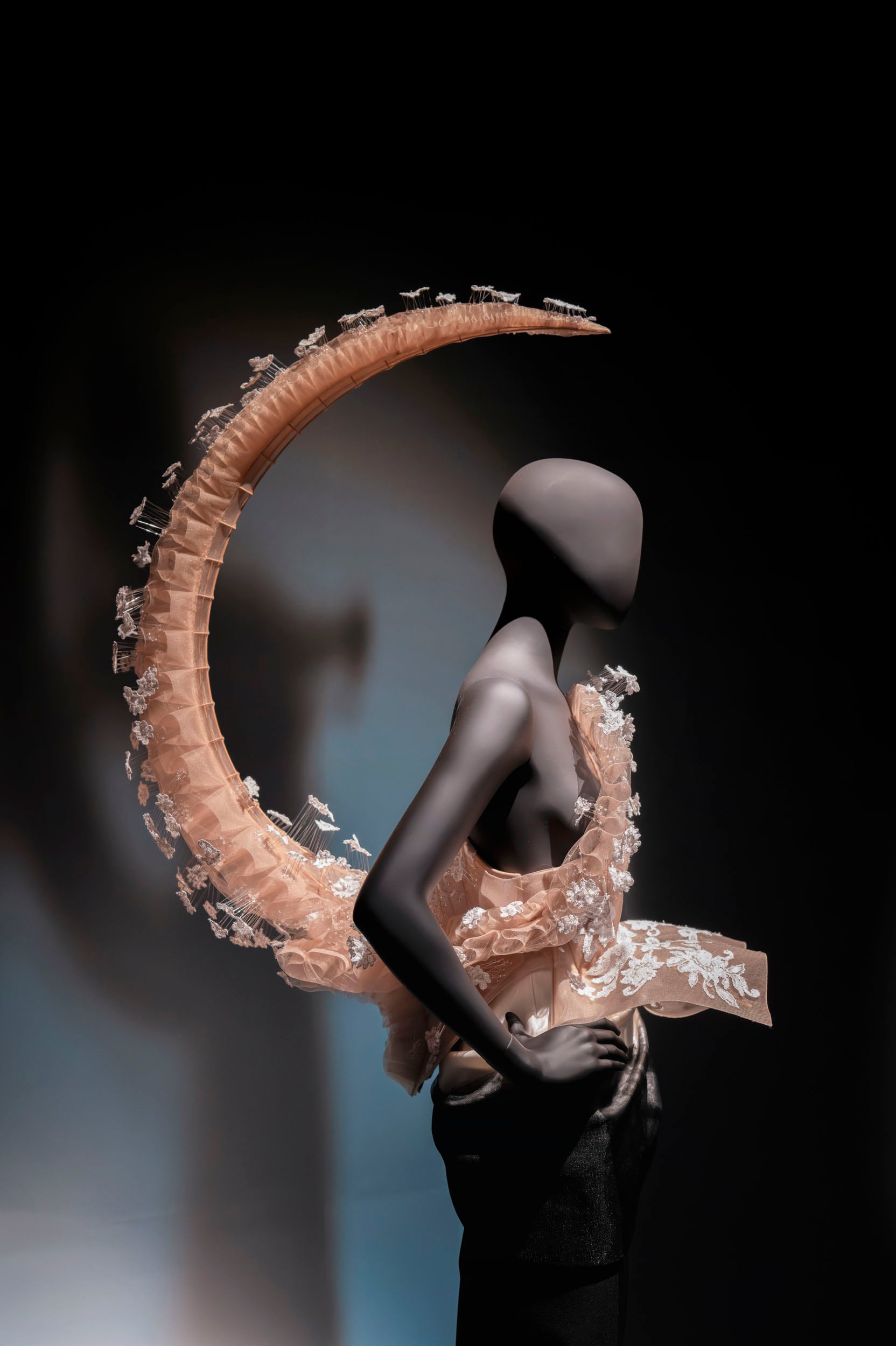 El Victoria & Albert celebra a Elsa Schiaparelli, la diseñadora de moda cuyo legado cuestiona las barreras entre arte y costura