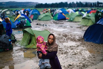 Una dona en un camp de refugiats a la frontera de Gr&egrave;cia.