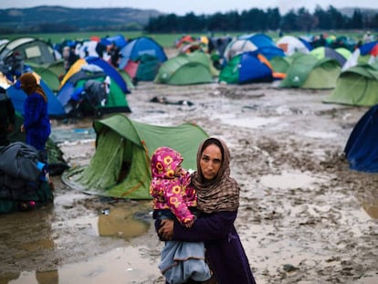 Una dona en un camp de refugiats a la frontera de Gr&egrave;cia.