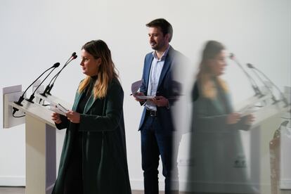 Los portavoces de Podemos Alejandra Jacinto y Javier Sánchez Serna, durante una rueda de prensa del partido en Madrid el lunes.