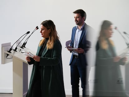 Los portavoces de Podemos Alejandra Jacinto y Javier Sánchez Serna, durante una rueda de prensa del partido en Madrid el lunes.