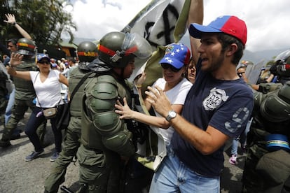 Continúan los enfrentamientos entre los manifestantes contra el Gobierno Venezolano y la Guardia Nacional Bolivariana, mientras se preparan los actos para conmemorar el primer aniversario de la muerte del comandante Hugo Chávez.