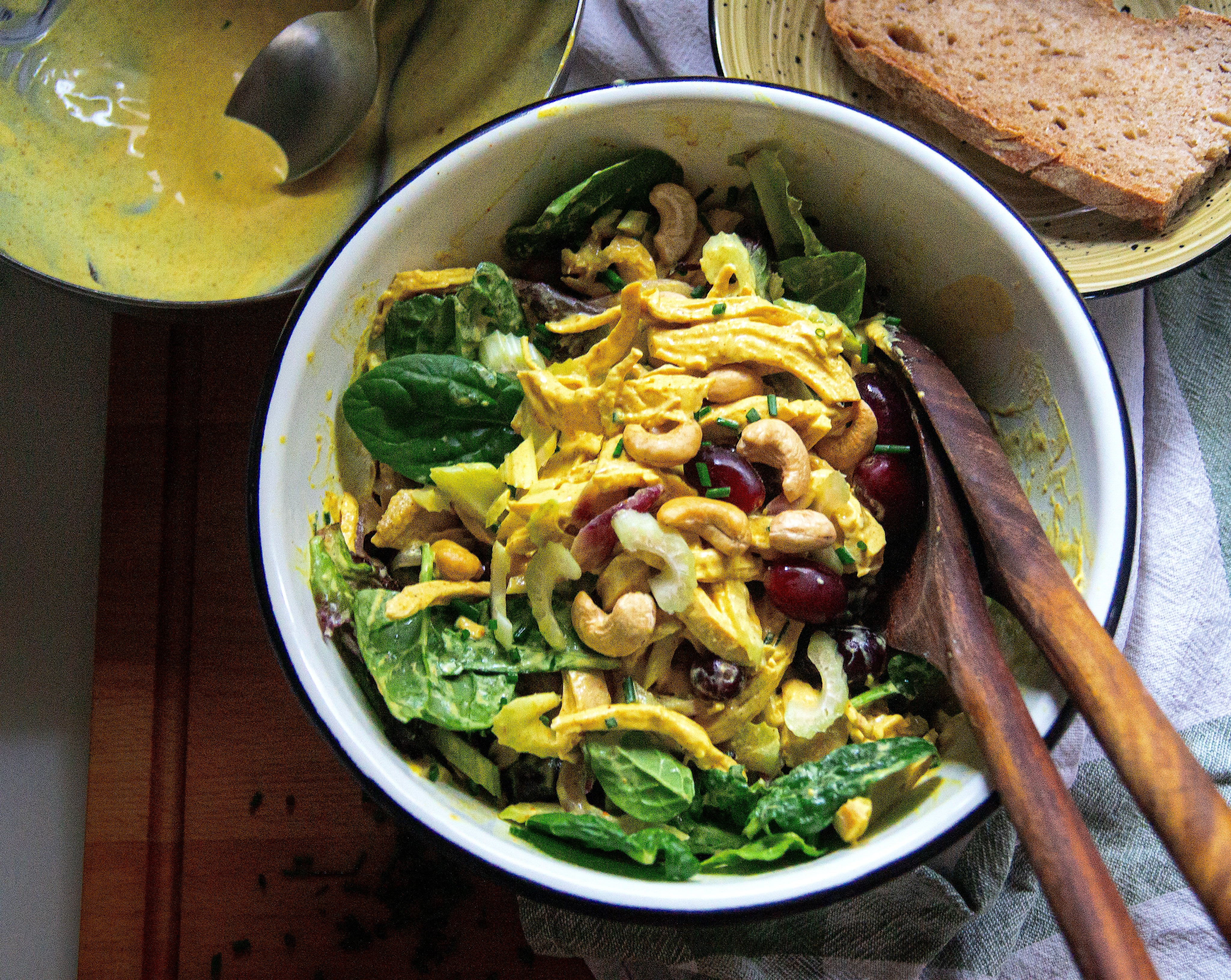 Ensalada de pollo al curry: una receta exprés y más fresca que el Coronation Chicken