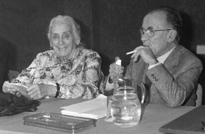 Santiago Carrillo, en la foto junto a Dolores Ibarruri, 7 de noviembre de 1982