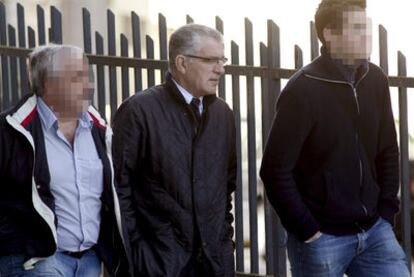 En el centro, el jefe de la Brigada de Extranjería en Lugo, Evaristo Rodríguez, junto con otros dos agentes, ayer a su llegada a los juzgados.