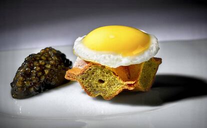 Plato de huevo con caviar del restaurante Ramón Freixa Madrid.