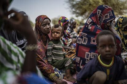 Una mujer y su hijo del pueblo de Takasasam, en el norte de la región nigeriana de Tillabéri, asisten a una reunión organizada por el Gobierno para intentar aliviar las tensiones fruto de la violencia yihadista en la zona. La mayor parte de la población de la aldea pertenece a la comunidad hausa aunque convive con miembros de las etnias djarma, tuareg, árabe, songhay y peul. Esta última comunidad está siendo estigmatizada porque la mayoría de los integrantes de los grupos armados proceden de ella.