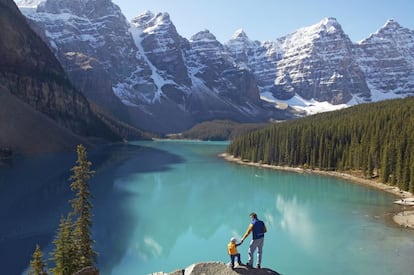 Canadá está más accesible desde España gracias a los nuevos vuelos directos a Toronto de Air Transat y las conexiones aéreas a 17 destinos canadienses (vía Francfort) de Condor. Es el momento de lanzarse a descubrir espacios naturales como el parque nacional de Banff, con su lago de Maraine (en la fotografía).