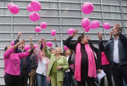 Los junteros de Gipuzkoa se adhirieron ayer a la lucha contra el cáncer de mama con la suelta de globos rosas en el día mundial de la enfermedad, con bufanda rosa, la presidenta de las Juntas, Lohitzune Txarola.