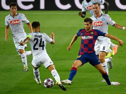 Sergi Roberto pugna con Insigne por el balón.