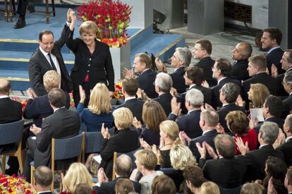 Merkel y Hollande saludan tras ser mencionados durante el discurso de entrega del Nobel de la Paz (Foto proporcionada por el gobierno alemán).