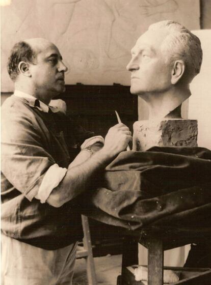Jacinto Higueras talla un busto de su padre en 1955, en su estudio de la madrileña calle de Mantuano.