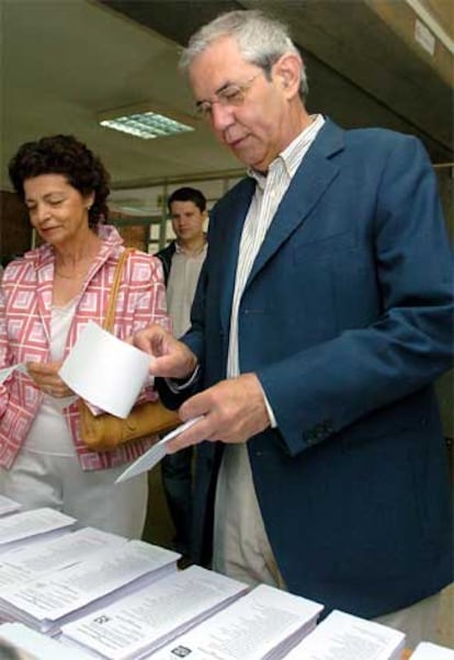 El candidato socialista a la Xunta, Emilio Pérez Touriño, y su esposa, momentos antes de votar en el colegio de la facultad de Ciencias Políticas de Santiago de Compostela. Touriño ha animado a los 2,3 millones de electores gallegos a acudir masivamente a las urnas.