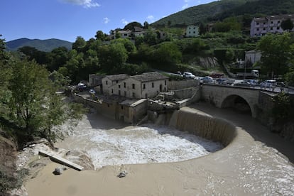 Vista del pueblo de Sassoferrato, en la provincia italiana de Ancona, tras la subida repentina del río Sanguerone debido a fuertes lluvias, este viernes.