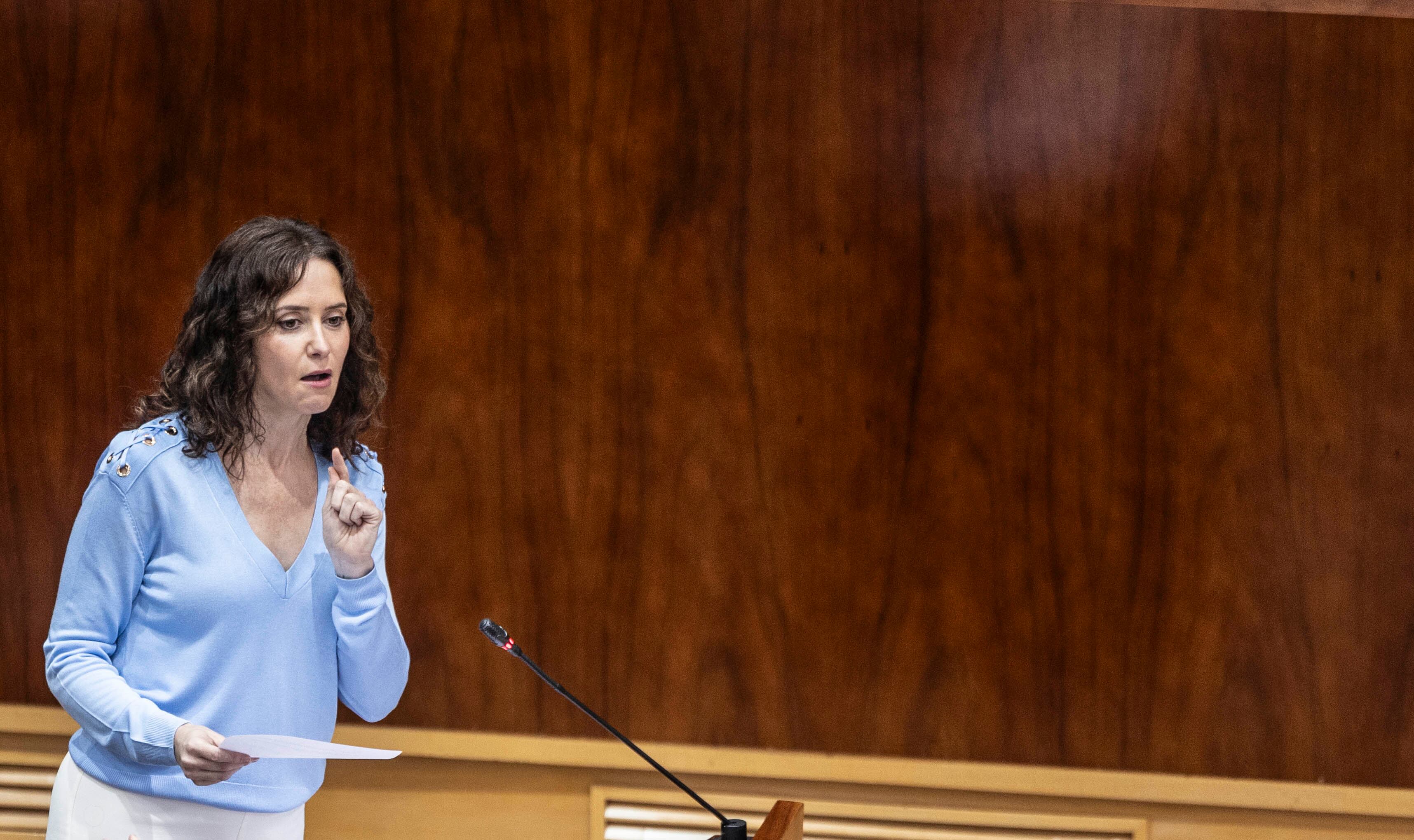 La presidenta de la Comunidad de Madrid, Isabel Díaz Ayuso, a su llegada este jueves a la sesión plenaria en la Asamblea de Madrid.  