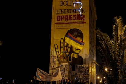 Manifestantes se congregan en el Monumento a los Héroes de Bogotá, de donde fue retirada la estatua de Simón Bolívar, el pasado 20 de julio.