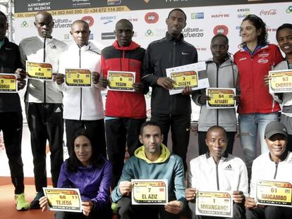 Los atletas de élite que participarán en la maratón posan juntos.