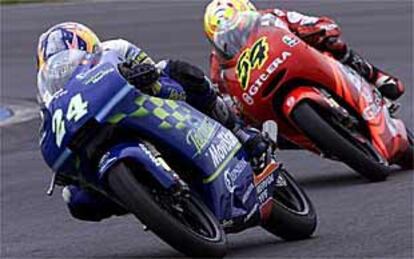 Elías, delante de Poggiali, en la carrera de ayer en Donington.