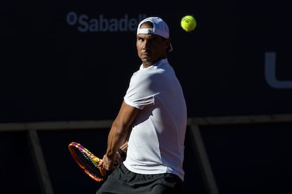 Rafael Nadal se entrena en la pista central del Real Club de Tennis de Barcelona.