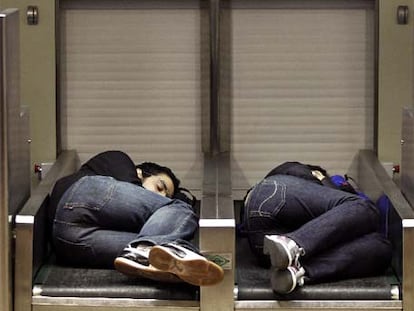 Dos pasajeros duermen en las cintas de Barajas.