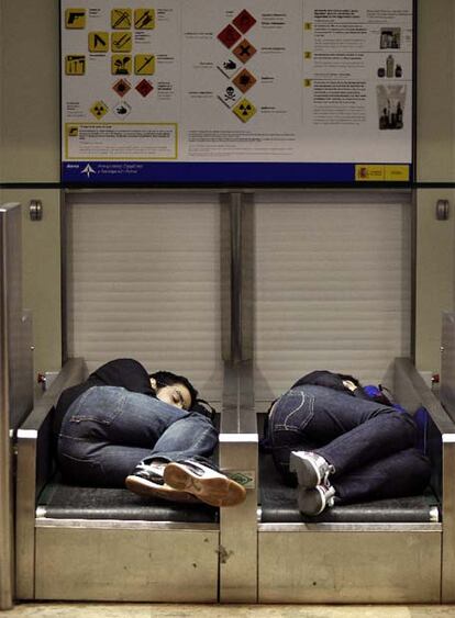 Dos pasajeros duermen en las cintas de Barajas.